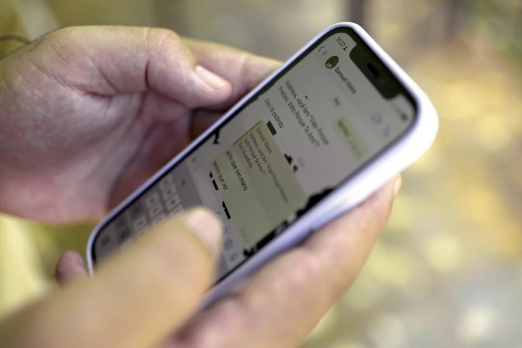 Pessoa usando WhatsApp e buscando formas de economizar internet no celular