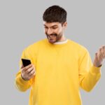 Homem feliz descobrindo como economizar internet no celular