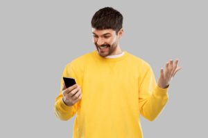 Homem feliz descobrindo como economizar internet no celular