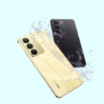 Celulares dourado e preto com respingos d’água, ilustrando resistência à água.