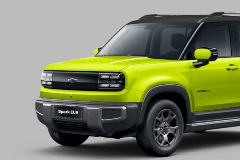 Chevrolet Spark EUV verde limão visto de frente em estúdio.