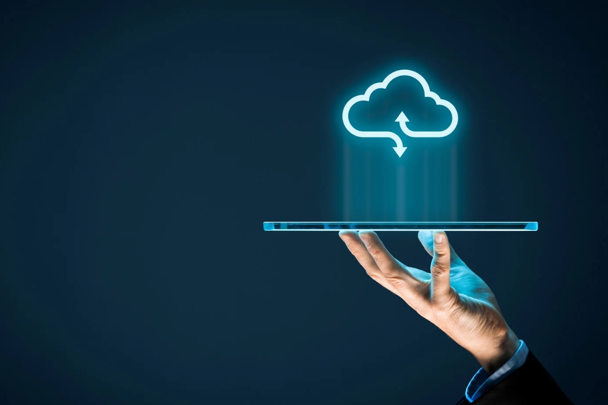 Ilustração de conceito de nuvem digital sendo acessada simbolizando onde fica a nyvem no celular xiaomi