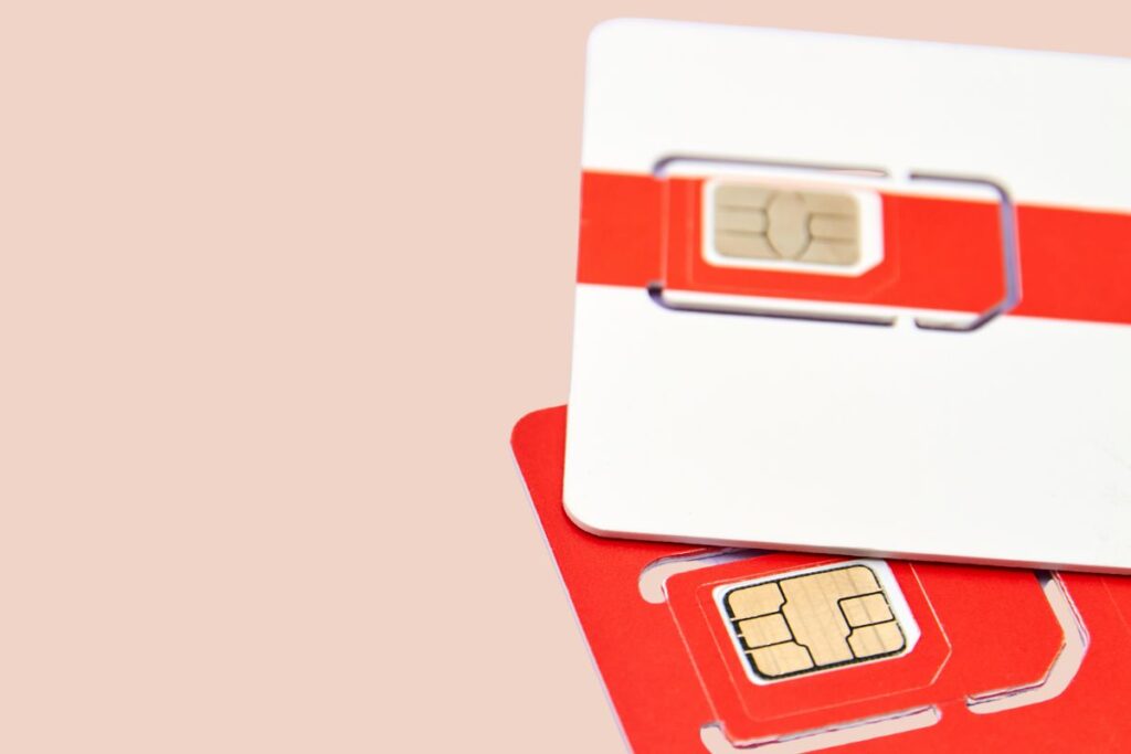 Dois chips de celular sobrepostos, simbolizando a comparação entre operadoras.