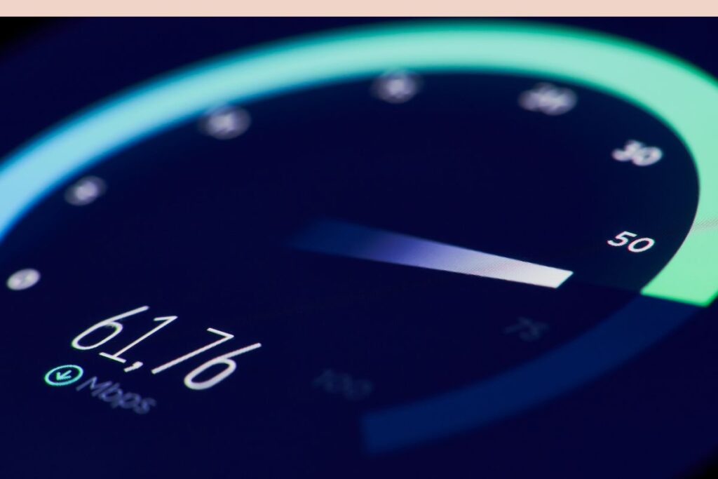 Teste de velocidade de internet exibindo 61,76 Mbps, relacionado à avaliação de operadoras de celular.